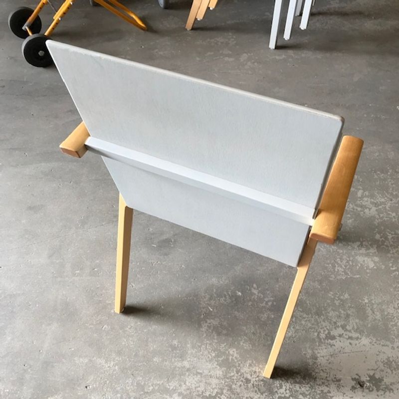 Karmstol ljusgrå/björk med grå/svart sits - begagnad