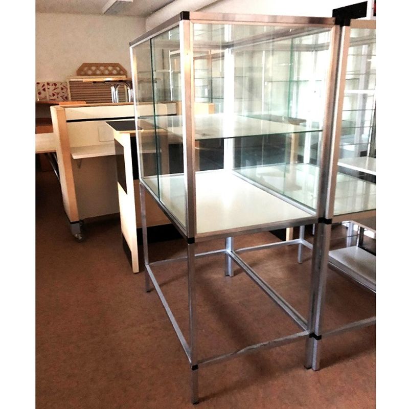 Vitrinskåp 160x103x62 cm - begagnad