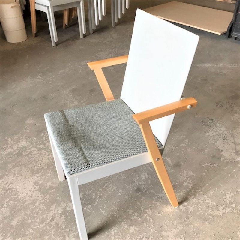 Karmstol ljusgrå/björk med grå/svart sits - begagnad