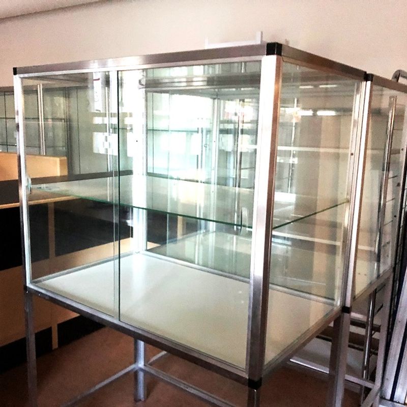 Vitrinskåp 160x103x62 cm - begagnad