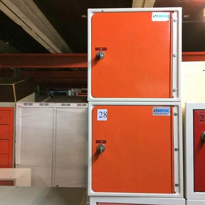 Huvudbild Småfacksskåp 2 dörrar orange - begagnat
